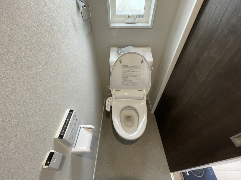 トイレです センサー感知で自動的に蓋が開きます